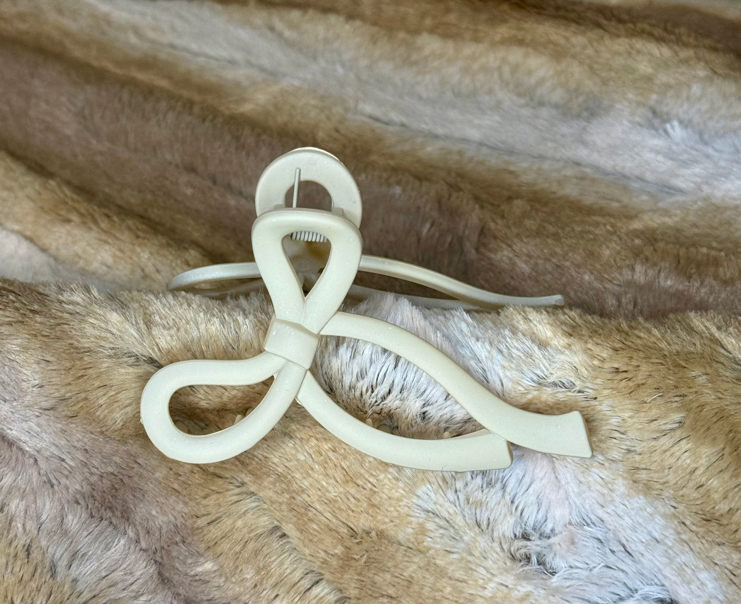 Cream bow claw clip