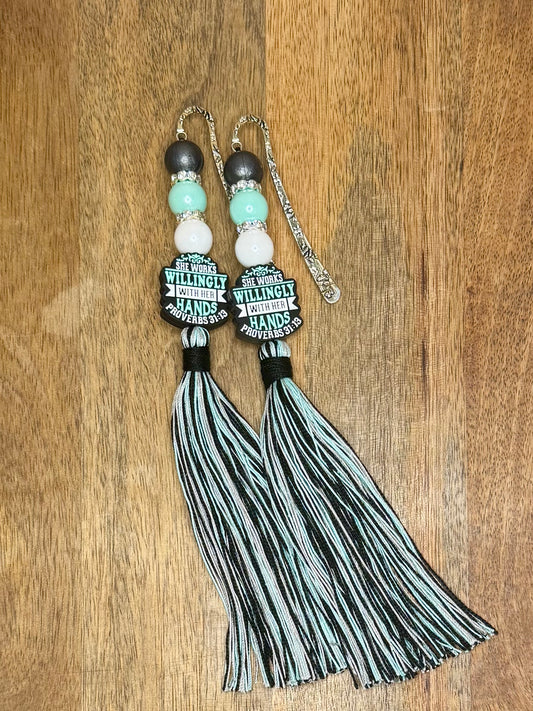 Shorts willingly with her hands xl Bible tassel